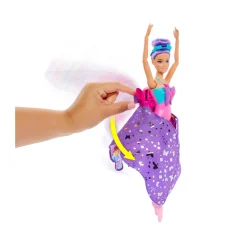 Barbie – ali scintillanti, bambola dai capelli viola, trasformazione 2 in 1 da ballerina a farfalla con ali apribili><noscript><img width=