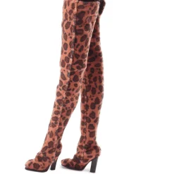 Barbie –  bambola gloria estefan signature doll con abito in oro e nero, include microfono ed accessori, per collezionisti e bambini 6+ anni><noscript><img width=