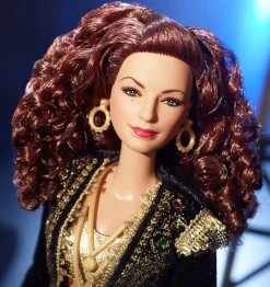 Barbie –  bambola gloria estefan signature doll con abito in oro e nero, include microfono ed accessori, per collezionisti e bambini 6+ anni><noscript><img width=