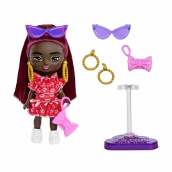 Barbie – extra mini minis, bambola con capelli bordeaux e occhiali da sole, abito rosso con volant, vestiti e accessori, giocattolo per bambini, 3+ anni, hln47> Macchinine Bambini