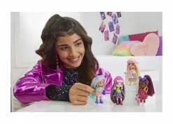 Barbie – extra mini minis, bambola con capelli bordeaux e occhiali da sole, abito rosso con volant, vestiti e accessori, giocattolo per bambini, 3+ anni, hln47> Macchinine Bambini