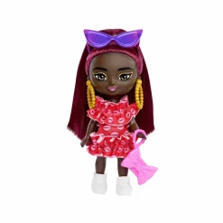 Barbie – extra mini minis, bambola con capelli bordeaux e occhiali da sole, abito rosso con volant, vestiti e accessori, giocattolo per bambini, 3+ anni, hln47><noscript><img width=