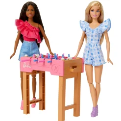 Barbie – divertimento in giardino, set con 3 bambole, 2 cuccioli, bicicletta, skateboard e accessori><noscript><img width=