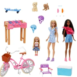 Barbie – divertimento in giardino, set con 3 bambole, 2 cuccioli, bicicletta, skateboard e accessori><noscript><img width=