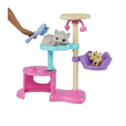 Barbie – giochi dei cuccioli, playset con bambola castana, 1 gatto e 4 gattini, casetta ad albero e accessori inclusi> Fashion Dolls