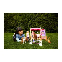 Barbie – playset stalla, con bambola e cavallo, 6 aree di gioco e 25 accessori inclusi> Fashion Dolls