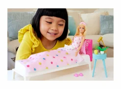 Barbie – set camera da letto di , include una bambola in pigiama rosa e pantofole, un gattino, letto, specchiera e comodino, 20+ accessori a tema, 3+ anni, hpt55> Fashion Dolls