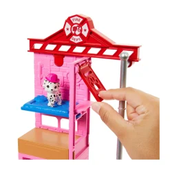 Barbie carriere – vigilessa del fuoco, playset con bambola e caserma dei pompieri, include 2 cuccioli con effetto cambia colore><noscript><img width=