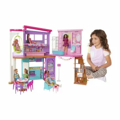 Barbie casa di malibu (106 cm) playset casa delle bambole con 2 piani, 6 stanze, ascensore, altalena e +30 accessori, giocattolo per bambini 3+ anni> Case Delle Bambole