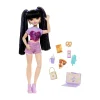 Barbie dream besties – renee, bambola alla moda con capelli neri e ciocche viola , 11 accessori a tema vlog di cucina e viaggi inclusi> Fashion Dolls
