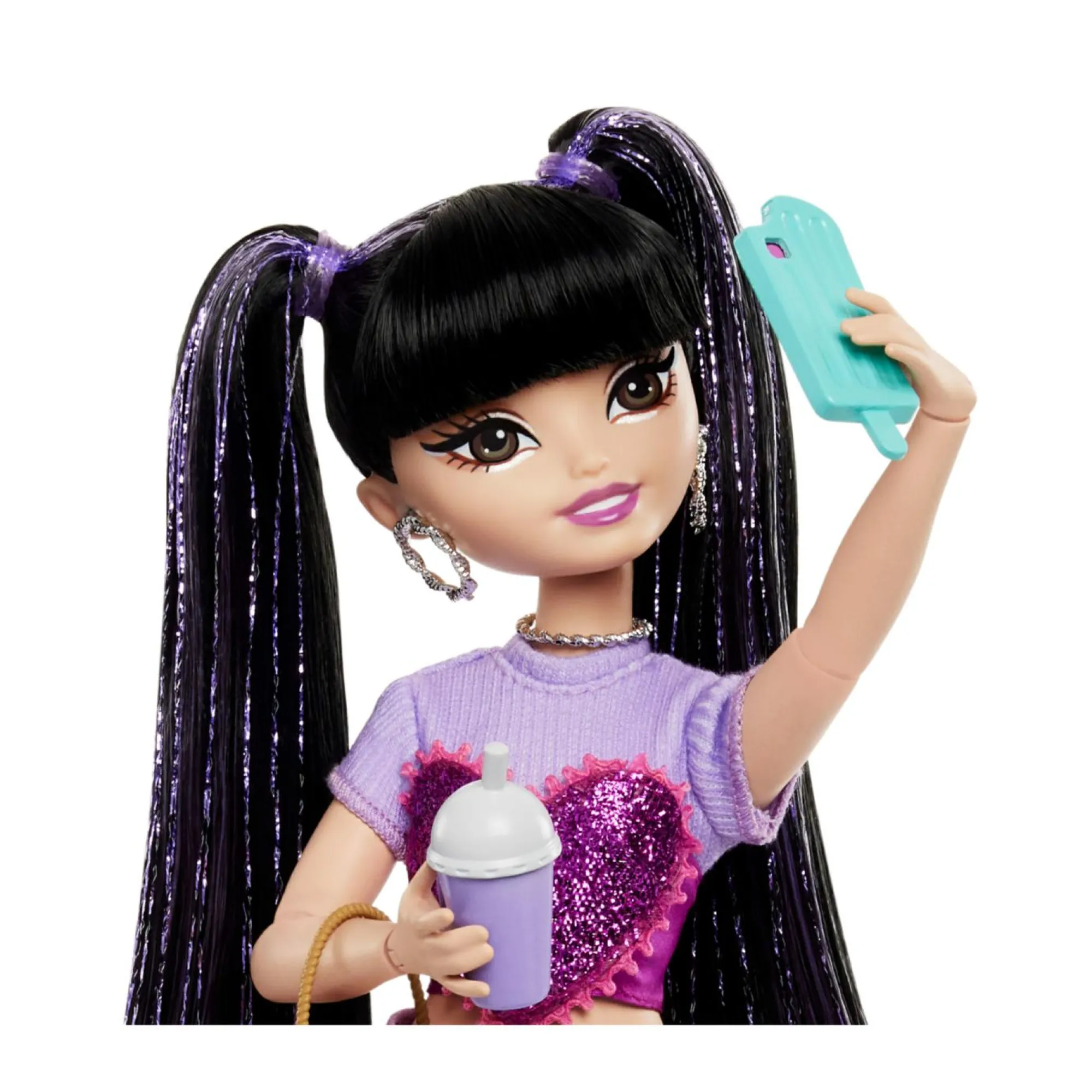 Barbie dream besties – renee, bambola alla moda con capelli neri e ciocche viola , 11 accessori a tema vlog di cucina e viaggi inclusi> Fashion Dolls