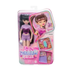 Barbie dream besties – renee, bambola alla moda con capelli neri e ciocche viola , 11 accessori a tema vlog di cucina e viaggi inclusi><noscript><img width=