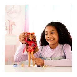 Barbie dream besties – teresa, bambola castana alla moda con fermagli e 10 accessori a tema videogiochi inclusi> Fashion Dolls
