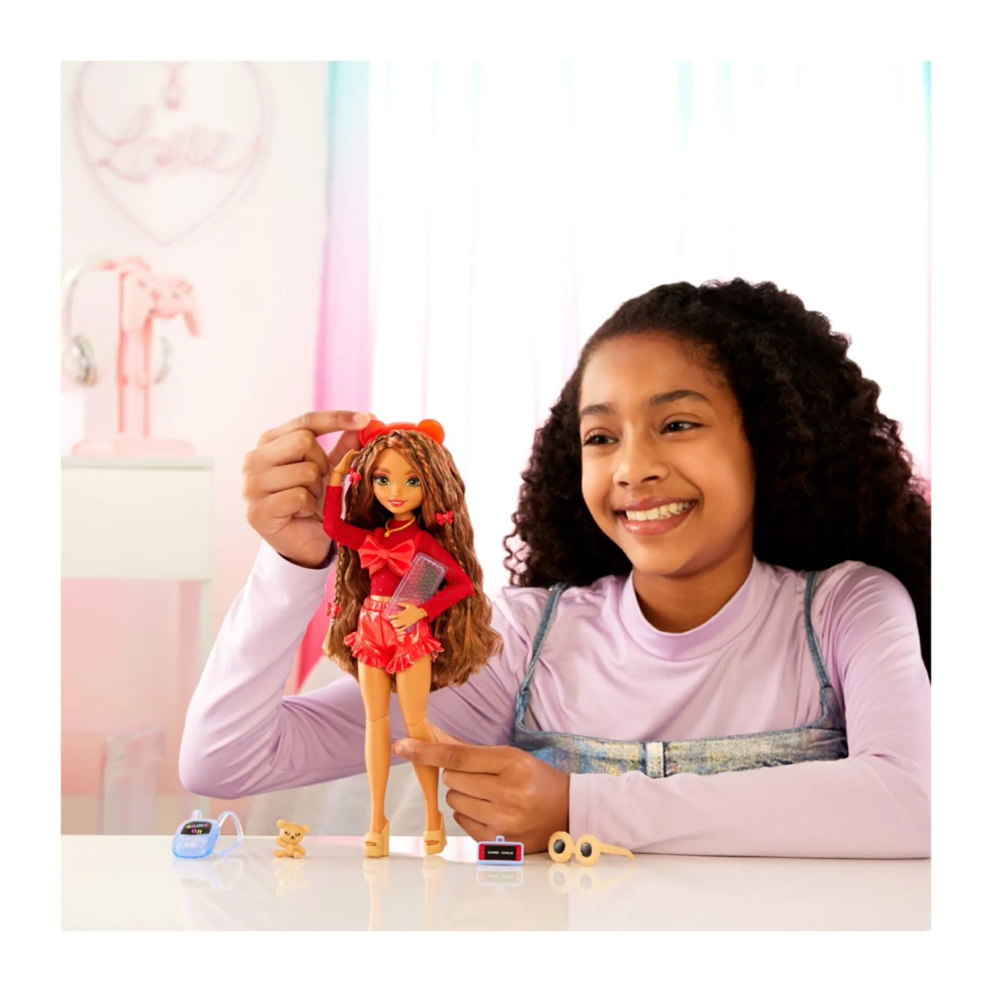 Barbie dream besties – teresa, bambola castana alla moda con fermagli e 10 accessori a tema videogiochi inclusi> Fashion Dolls