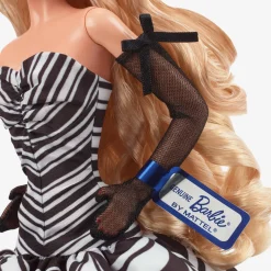 Barbie signature 65° anniversario – bambola glamour da collezione zaffiro blu><noscript><img width=