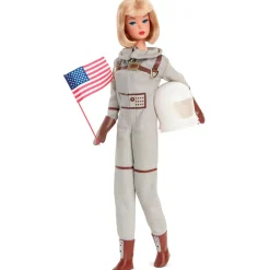 Barbie signature – astronauta, bambola da collezione con tuta argentata, stivali spaziali e casco inclusi, riproduzione vintage del 1965> Fashion Dolls