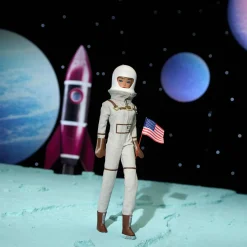 Barbie signature – astronauta, bambola da collezione con tuta argentata, stivali spaziali e casco inclusi, riproduzione vintage del 1965><noscript><img width=
