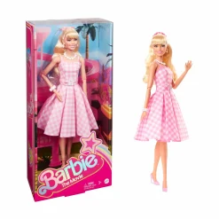Barbie the movie – margot robbie, bambola del film da collezione con abito vintage a quadretti rosa e bianco e collana con margherita, 3+ anni, hpj96> Fashion Dolls