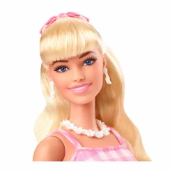 Barbie the movie – margot robbie, bambola del film da collezione con abito vintage a quadretti rosa e bianco e collana con margherita, 3+ anni, hpj96> Fashion Dolls