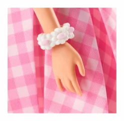 Barbie the movie – margot robbie, bambola del film da collezione con abito vintage a quadretti rosa e bianco e collana con margherita, 3+ anni, hpj96><noscript><img width=