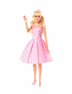 Barbie the movie – margot robbie, bambola del film da collezione con abito vintage a quadretti rosa e bianco e collana con margherita, 3+ anni, hpj96><noscript><img width=