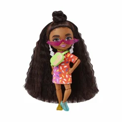 Barbie -extra minis mini bambola articolata con vestito rosa e rosso, pelliccia viola e morbidi capelli ricci, giocattolo per bambini 3+ anni, hgp63><noscript><img width=