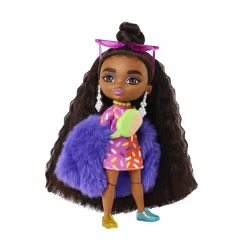 Barbie -extra minis mini bambola articolata con vestito rosa e rosso, pelliccia viola e morbidi capelli ricci, giocattolo per bambini 3+ anni, hgp63><noscript><img width=