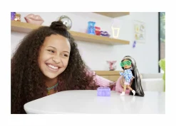 Barbie -extra minis mini bambola articolata con giacca a quadri e morbidi capelli bicolore, giocattolo per bambini 3+ anni, hgp64> Fashion Dolls