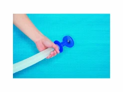 Bestway aspiratore funziona con pompe da 2.006 lt/h e superiori, tubo da mt. 6 e mm. 32  di diametro incluso, ideale per tutte le piscine, asta in alluminio in 4 sezioni, 3 adattatori><noscript><img width=