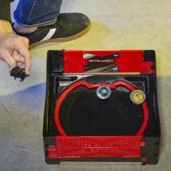 BEYBLADE x con l’arena clash and carry, ghiera x-celerator e trottole personalizzabili> Action Figures