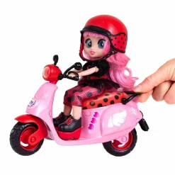 CRY BABIES Bff lady con scooter, bambola alla moda, capelli lunghi e colorati e accessori con scooter super fashion a ruote girevoli><noscript><img width=