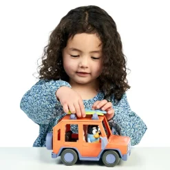 GIOCHI PREZIOSI Bluey auto 4×4, veicolo fuoristrada della famiglia, incluso papà bandit alto circa 8 cm e 2 tavole da surf, come visto in tv><noscript><img width=