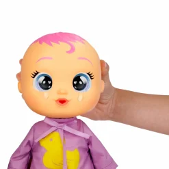 CRY BABIES bathtime zoe, bambola che fa il bagnetto e reagisce con suoni in acqua, corpo impermeabile ed accappatoio incluso><noscript><img width=