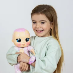 CRY BABIES newborn coney, bambola interattiva di una vera neonata, mangia, piange e si calma e ride solo con te, grazie al braccialetto elettronico><noscript><img width=