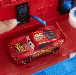 Cars Disney pixar – mack trasformabile playset, giocattolo 2 in 1 con camion e officina per la messa a punto, con lanciatore, ponte , giocattolo per bambini 3+ anni><noscript><img width=
