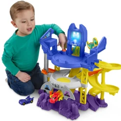 Fisher-price dc batwheels – batcaverna lancia e sfreccia, playset pista ispirato alla batcaverna con 3 piani di gioco, luci e suoni> Garage E Circuiti