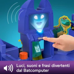 Fisher-price dc batwheels – batcaverna lancia e sfreccia, playset pista ispirato alla batcaverna con 3 piani di gioco, luci e suoni><noscript><img width=
