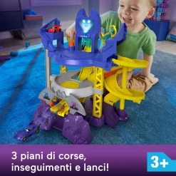 Fisher-price dc batwheels – batcaverna lancia e sfreccia, playset pista ispirato alla batcaverna con 3 piani di gioco, luci e suoni><noscript><img width=