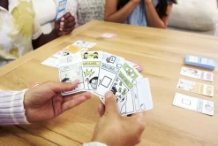 MATTEL GAMES Future me problems – gioco di carte di sarah’s scribbles, con 2 mazzi di carte, da 2 a 4 giocatori, perfetto per le serate di gioco in famiglia, giocattolo per bambini, 7+ anni, hph14><noscript><img width=