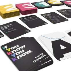 Gioco da tavolo per adulti iykyk: sfida amici e partner con domande divertenti e irriverenti><noscript><img width=
