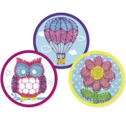 CREA MANIA Kit string art – crea 3 disegni colorati – inclusi fili e chiodini – età 6+ –><noscript><img width=