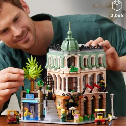 Lego 10297 boutique hotel, set modellini da costruire per adulti, edificio modulare da collezione con 7 minifigure> Costruzioni Per Adulti|Mattoncini