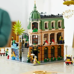 Lego 10297 boutique hotel, set modellini da costruire per adulti, edificio modulare da collezione con 7 minifigure><noscript><img width=