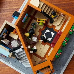 Lego 10297 boutique hotel, set modellini da costruire per adulti, edificio modulare da collezione con 7 minifigure><noscript><img width=
