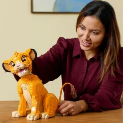 Lego ǀ disney 43247 giovane simba, re leone, modellino da costruire snodabile per adulti da collezione, idea regalo lui o lei><noscript><img width=