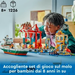 Lego city 60422 porto e nave merci, giochi per bambini 8+ con barca giocattolo, gru funzionante, moto d’acqua e 8 minifigure><noscript><img width=