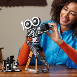 Lego disney 43230 cinepresa omaggio a walt disney, 100° anniversario con minifigure di topolino e minnie, regali donna e uomo><noscript><img width=