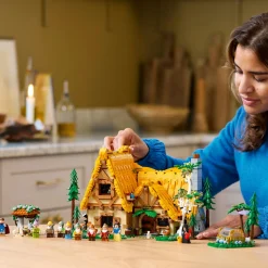 Disney Lego 43242 il cottage di biancaneve e i sette nani, modellino di casa da costruire per adulti, idea regalo lei o lui><noscript><img width=