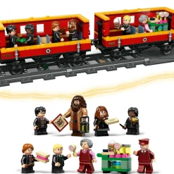 Lego harry potter 76423 espresso per hogwarts e stazione di hogsmeade con treno giocattolo, binari, biglietteria, 8 minifigure><noscript><img width=