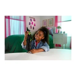 WICKED Mattel universal – elphaba, bambola snodata con pelle verde, capelli neri intrecciati e look da ballo rimovibile, accessori inclusi> Fashion Dolls